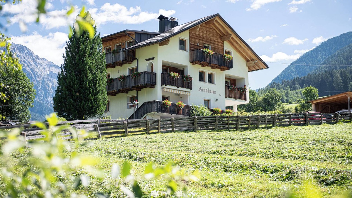 Rasun Anterselva Apartment | Haus Landheim Apartment Talpanorama in Antholz with a wonderful panoramic balcony!