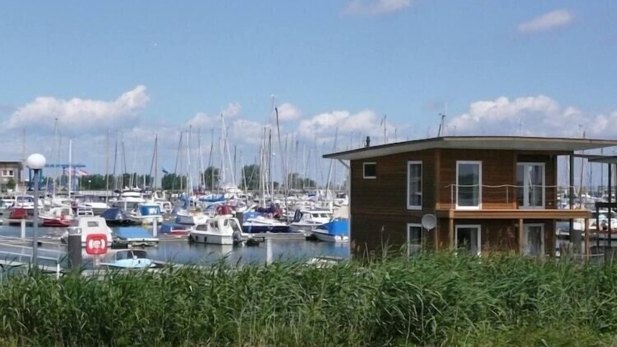 Ostvorpommern House | Hausboot in Kroeslin am Bodden