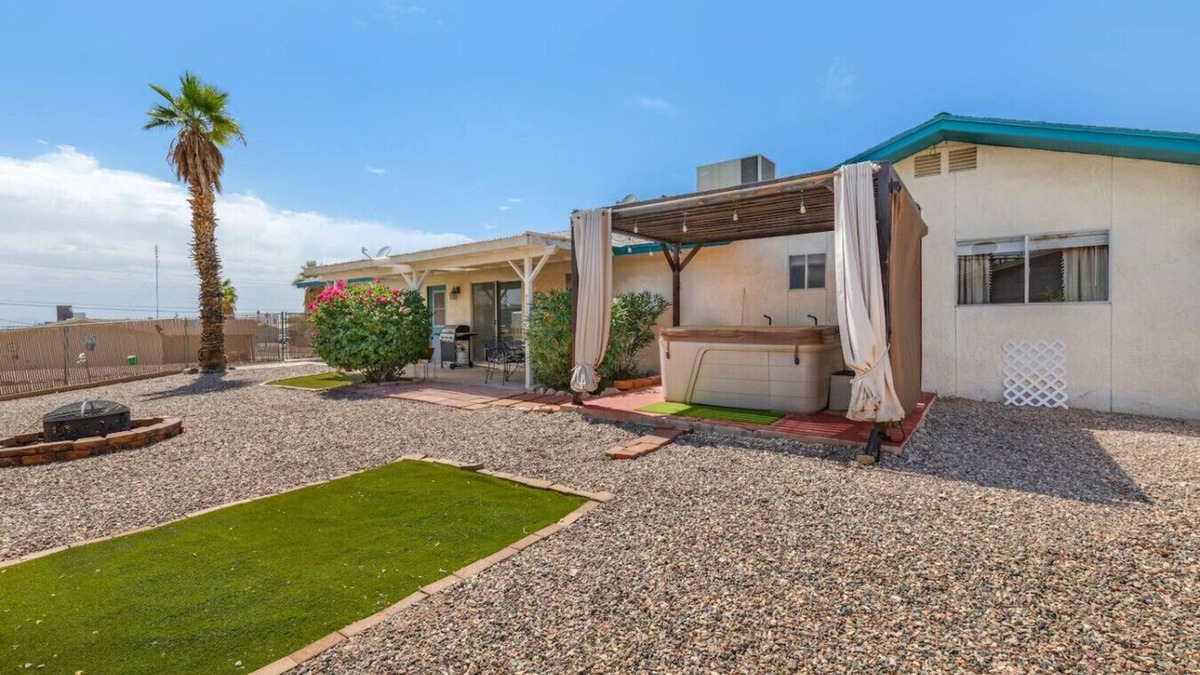 Lake Havasu City House | Havasu Winston | Spa | Garage Access | Central