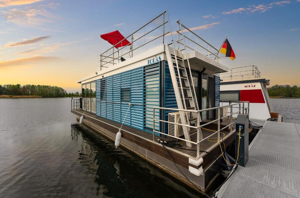 Oberhavel Boat Rental | Havel Houseboat Serenity