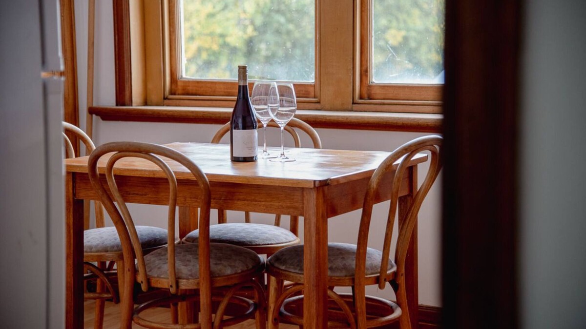 Omeo Apartment | Haven in the Alps 1, Omeo apartment at the door step of the MTB park and skiing.