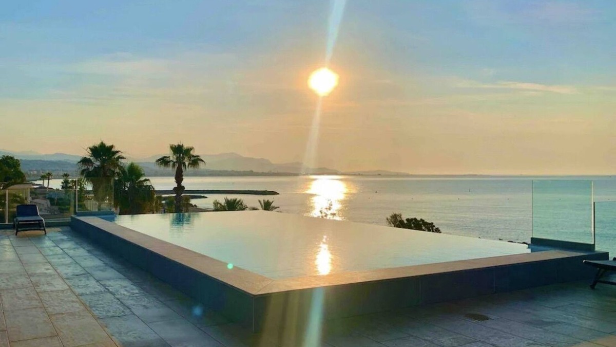 Villeneuve Loubet Beach Apartment | Haven of peace with infinity pool overlooking the sea
