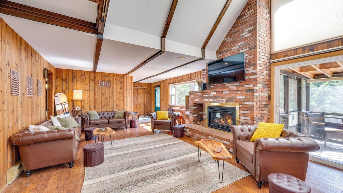 Woodsville House | Haverhill Mtn Retreat: Hike, Ski, Relax in Hot Tub