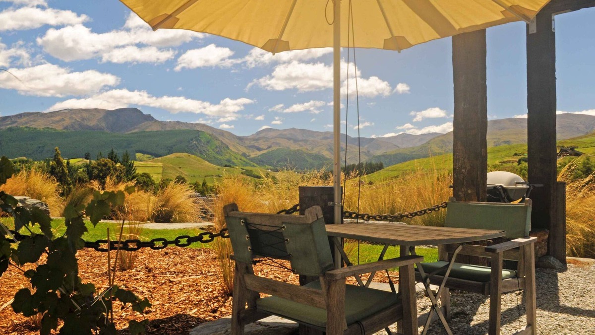 Lake Hayes Apartment | HawkRidge Honeymoon Alpine Suite - Spa Pool, Mountain views