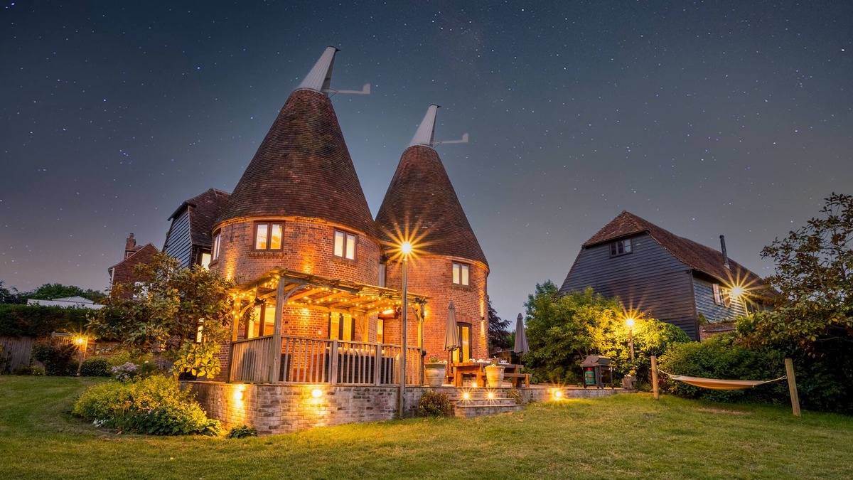 Abbess Roding House | Hawkridge Oast - Five Bedroom House, Sleeps 12