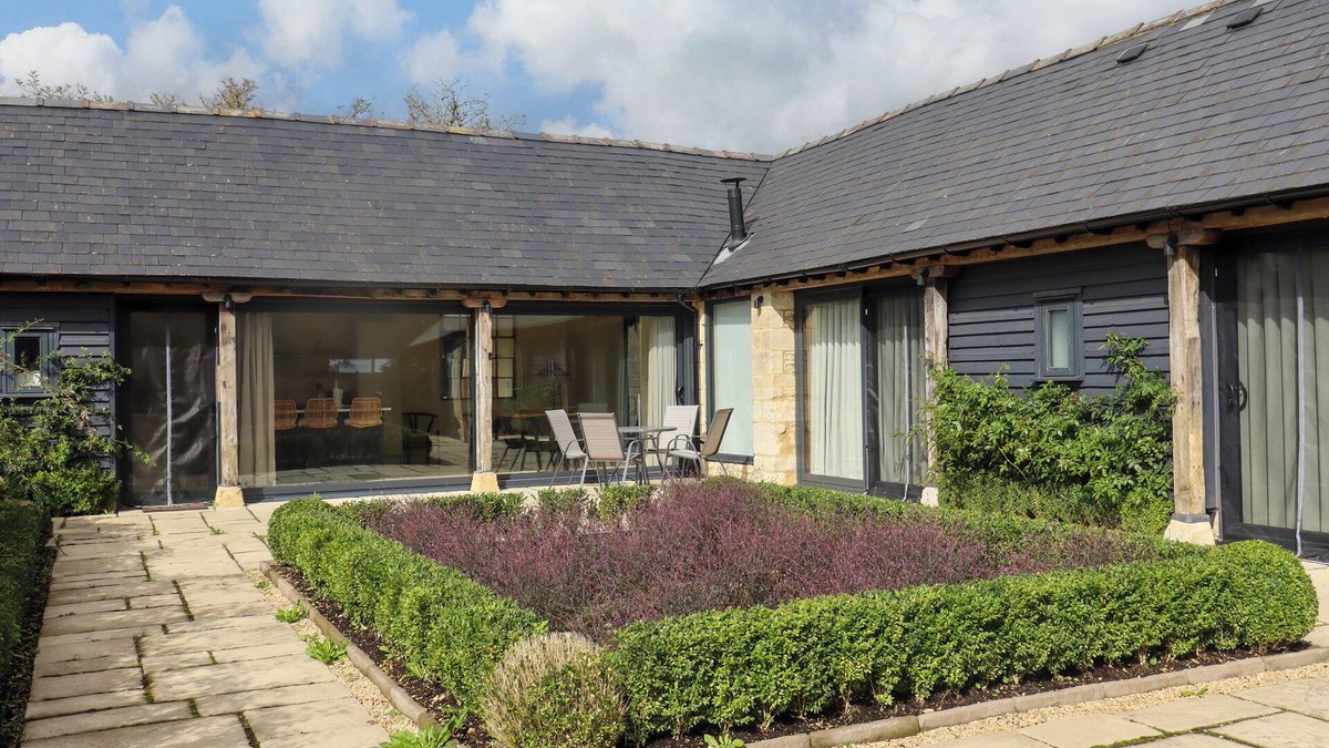 Chedworth House | HAWTHORN BARN, family friendly, with open fire in Northleach
