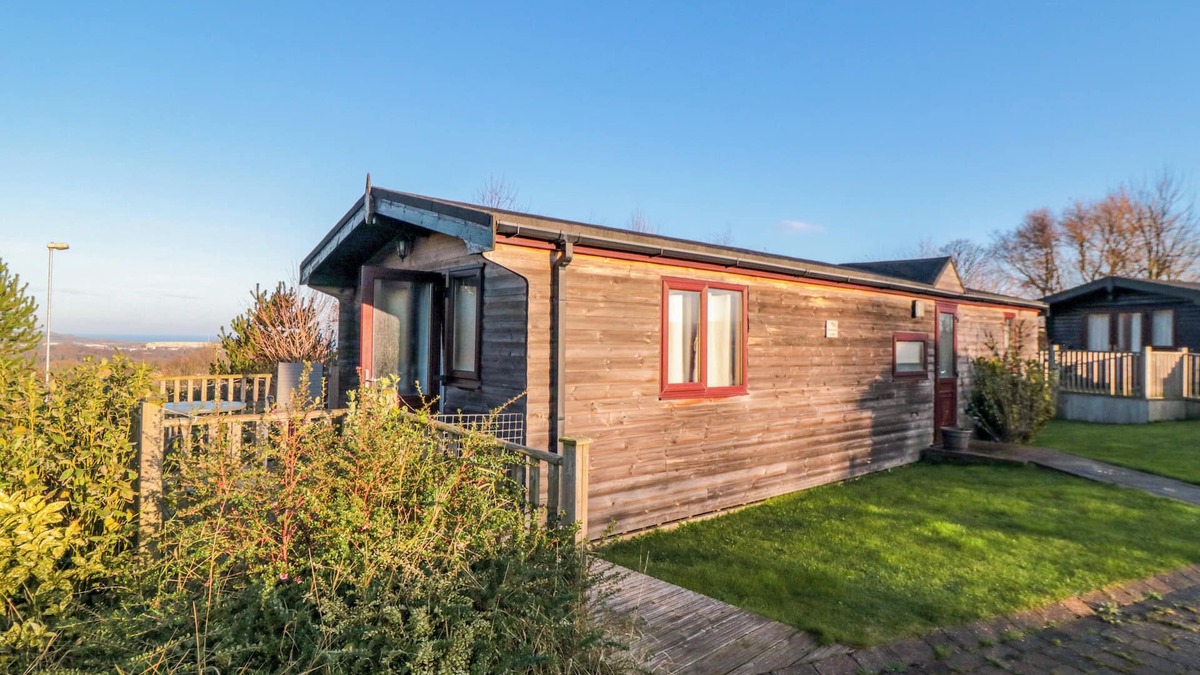Loftus Cottage | HAWTHORNE LODGE, pet friendly, with a garden in Danby
