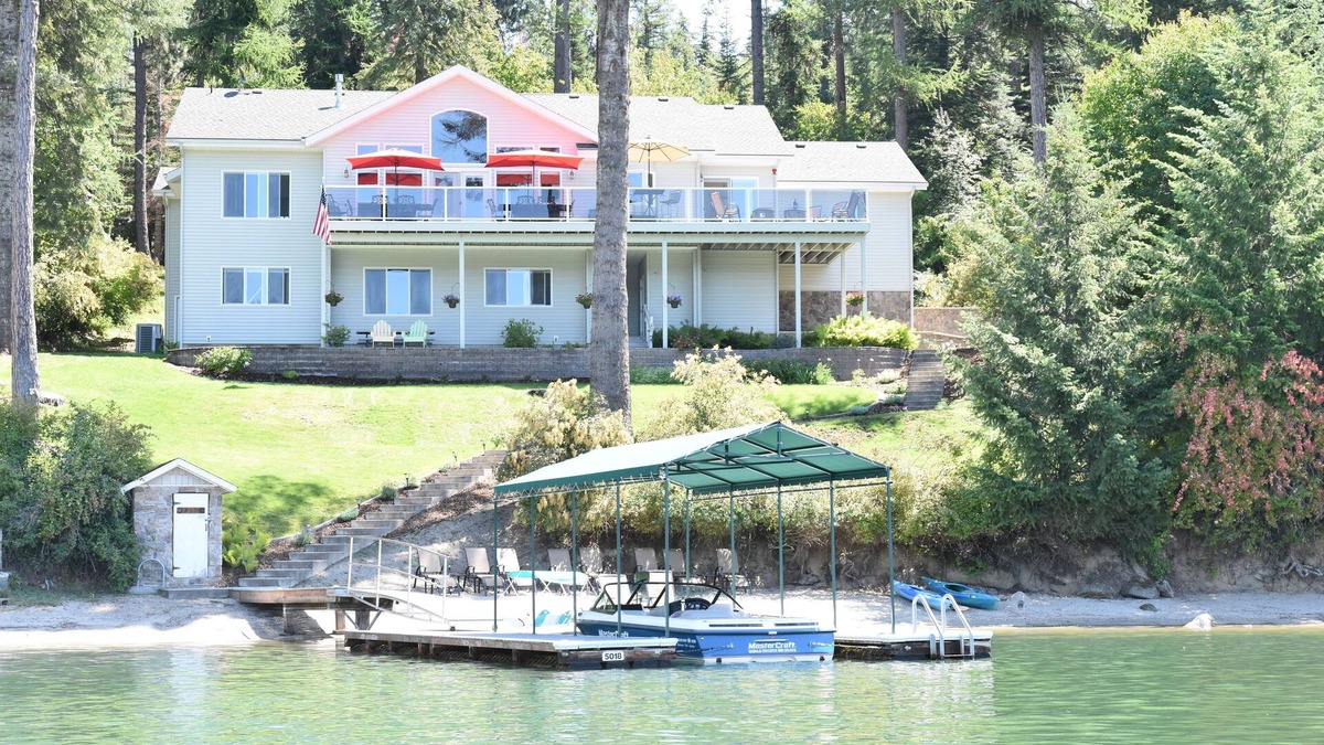 Hayden House | Hayden Lake Sunlit & Spacious Reunion Home -7 Bedrooms - Sleeps Up To 17!