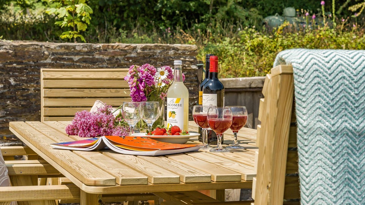 Halwell Cottage | Hayloft Cottage - sleeps 6 guests in 3 bedrooms