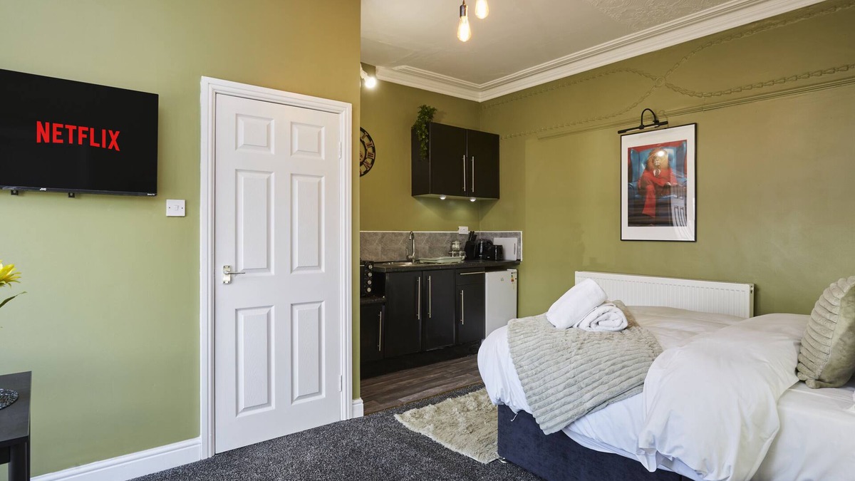 Huddersfield Apartment | Hayy Studio Leeds Road Ideal for Work Trips