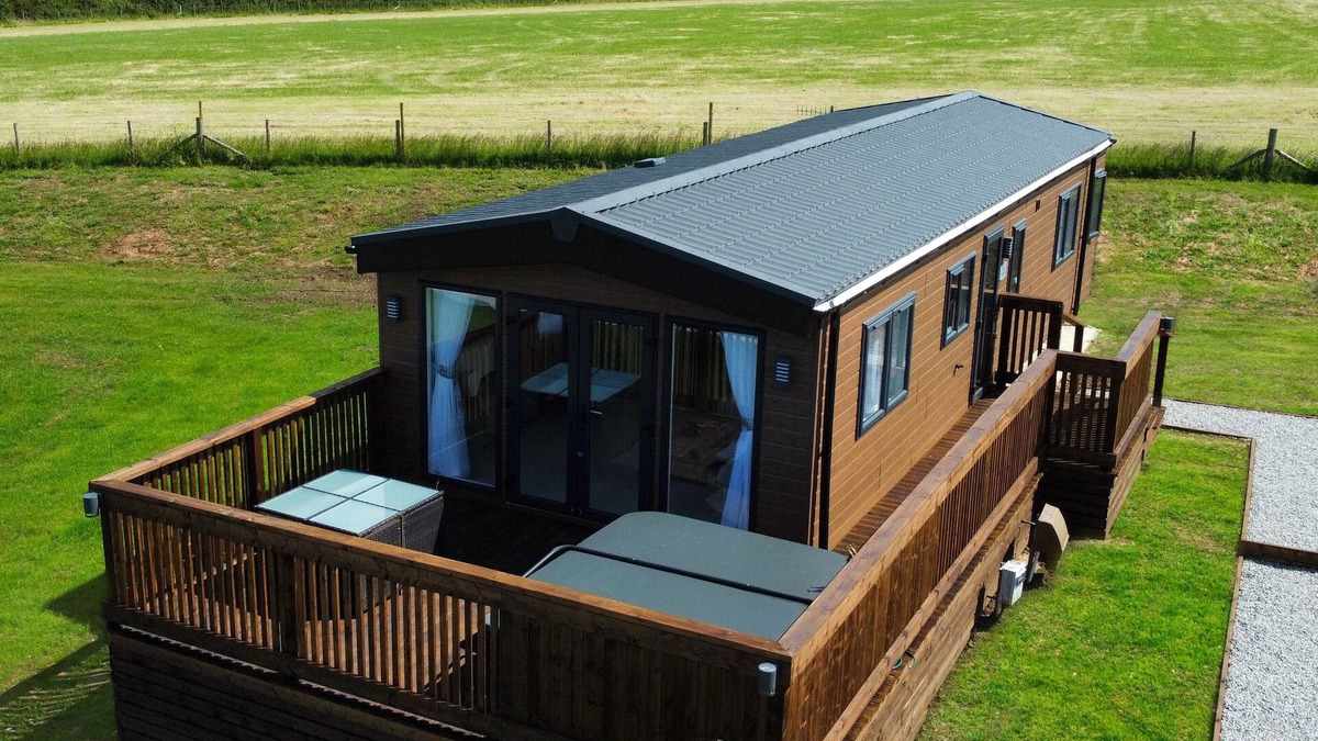 Briggswath Cottage | HAZEL LODGE, pet friendly, with hot tub in Whitby