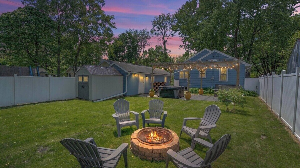 Ames House | Hazel St · The Hideaway on Hazel- Hot Tub, Firepit & Big yard