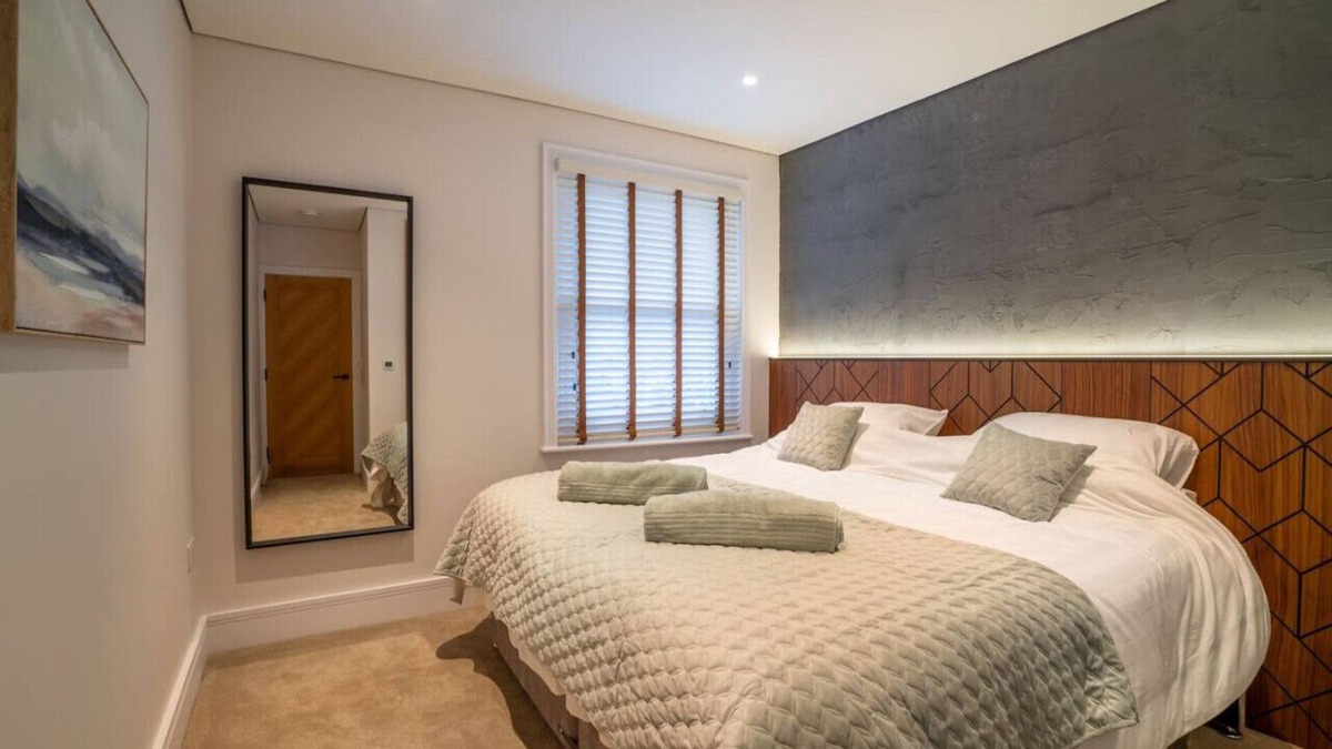 Crawley Apartment | Hazelwick Apartment Is a wonderful 2 bedroom Apartment