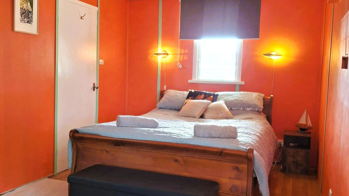 American River House | Healing Colour Shack promotes tranquillity, a 2-minute walk from the shoreline.