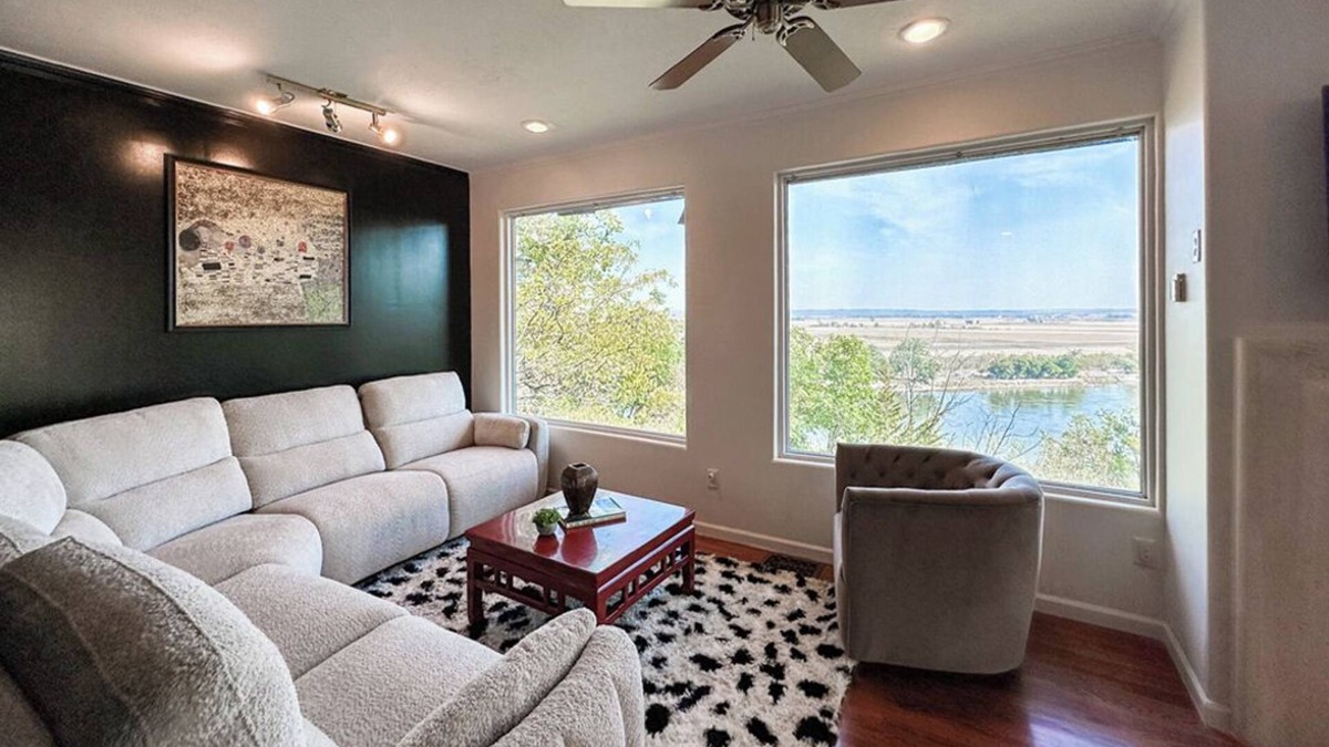 Plattsmouth House | Healing River Mojo Dojo- private retreat overlooking the grand Missouri River