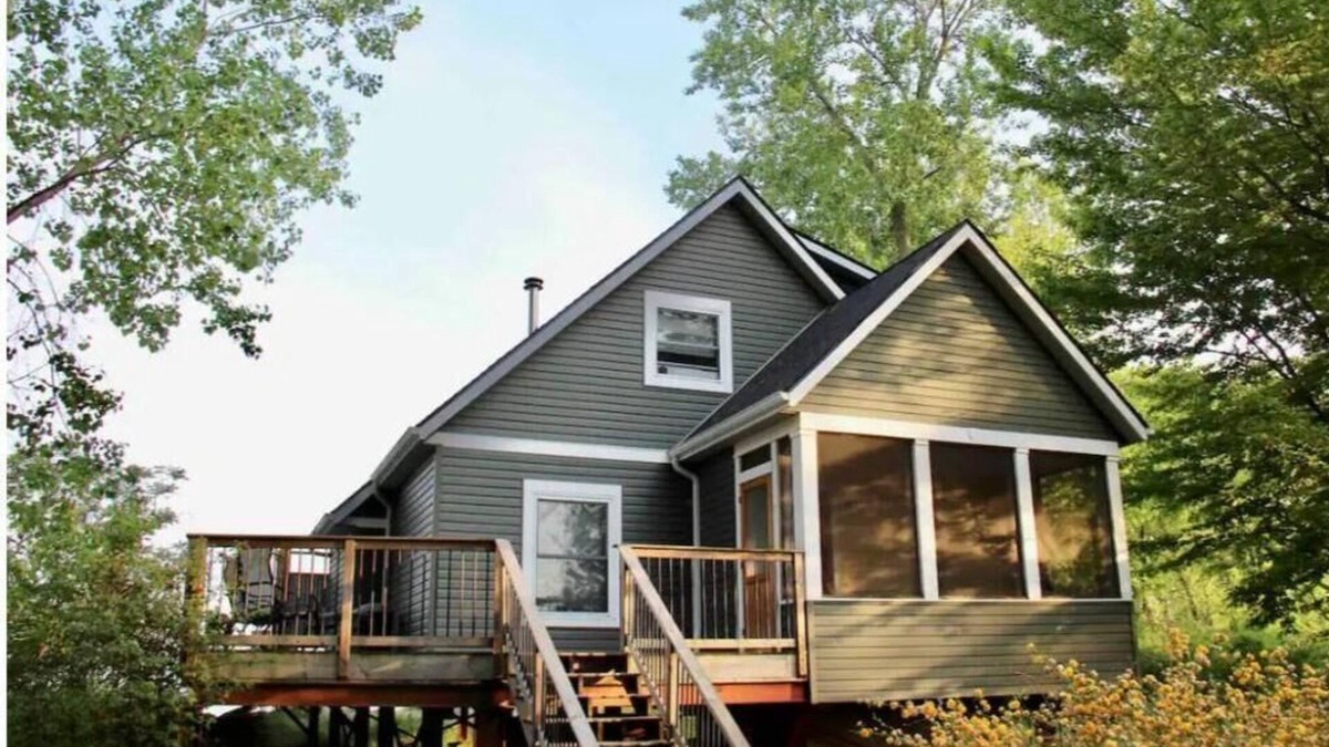 Kingsville Cottage | Healing Waters Retreat Quiet Modern lakeside Cottage, on South Pelee Island