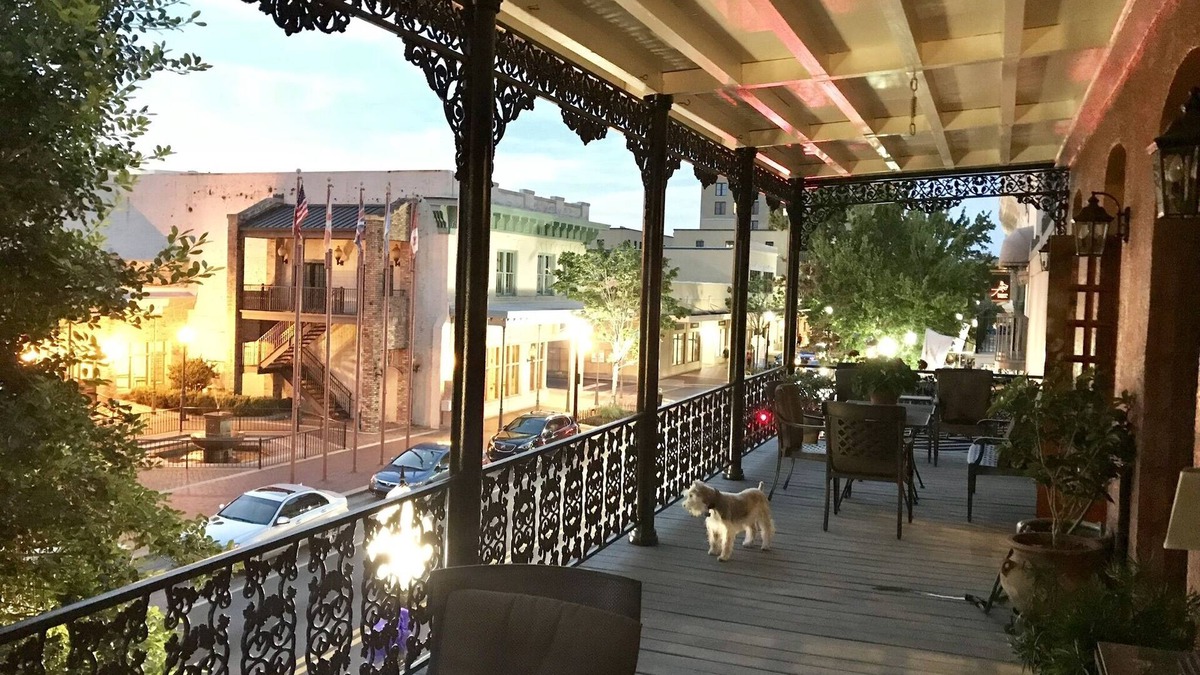 Downtown Apartment | HEART OF DOWNTOWN Palafox Place Sleeps 6, Perfect for small events