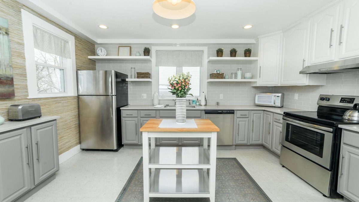 Plymouth Cultural District House | HEART of downtown! Walk to beach, shops, restaurants & steps to the harbor!