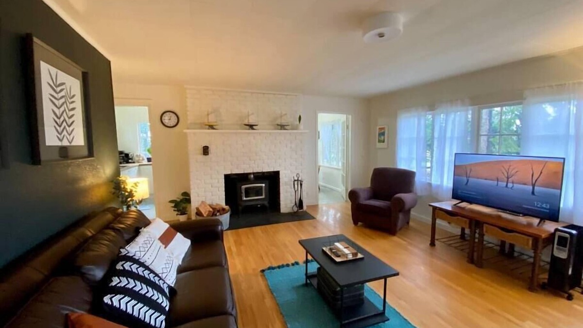 Eastsound House | HEART OF EASTSOUND - ENTIRE HOME (NEW LISTING)