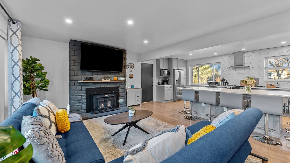 Mid-Lakewood House | Heart of Lakewood Center - Private Hot Tub/Fenced Yard/Games