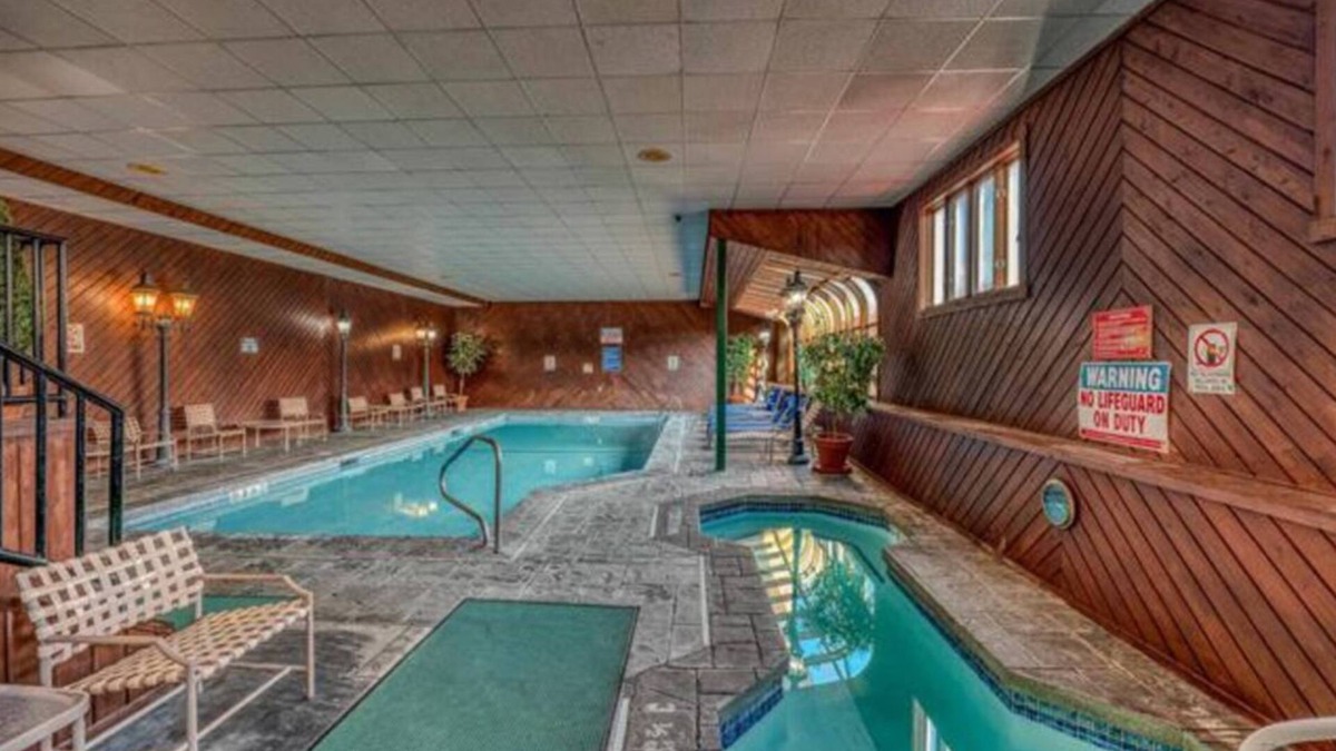 Lincoln Condo | Heart of Lincoln LARGE 2 story condo: Pool, Hot Tub, Game Room, Sleeps 10