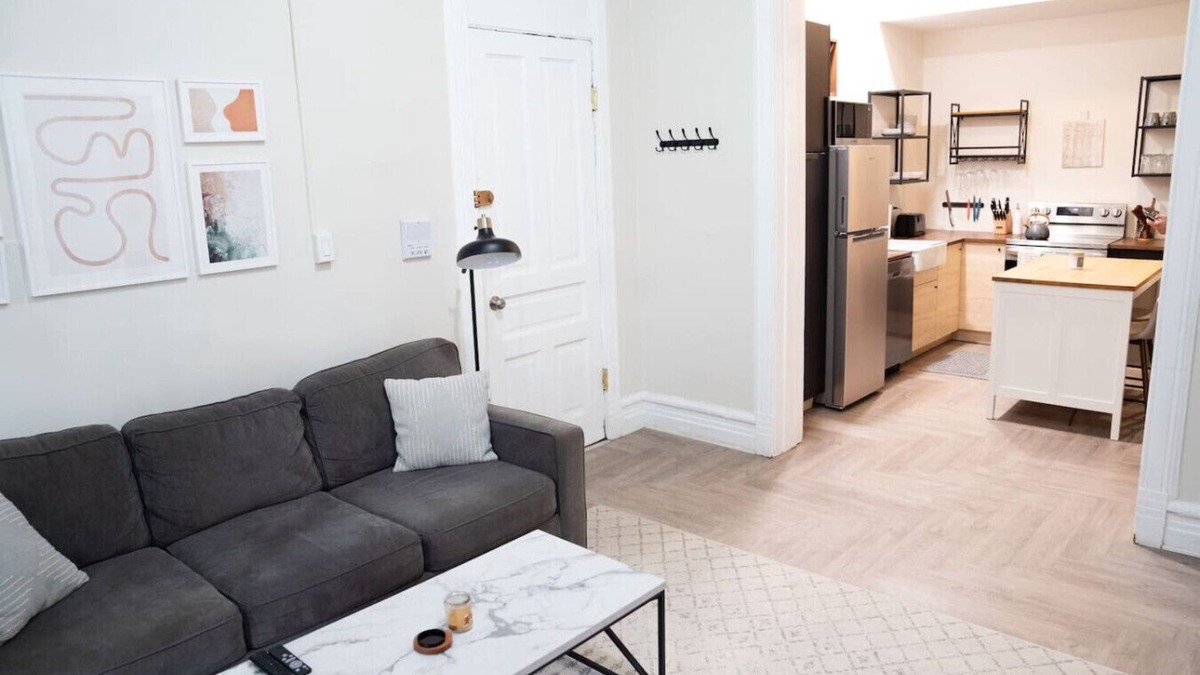 Lincoln Park Apartment | Heart of Lincoln park