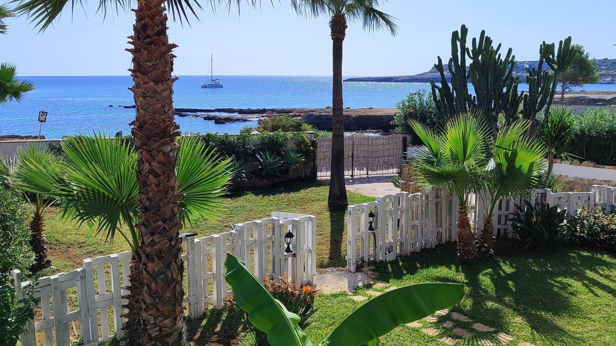Ognina Apartment | Heart of Ognina - Hibiscus - Apartment with garden facing the sea