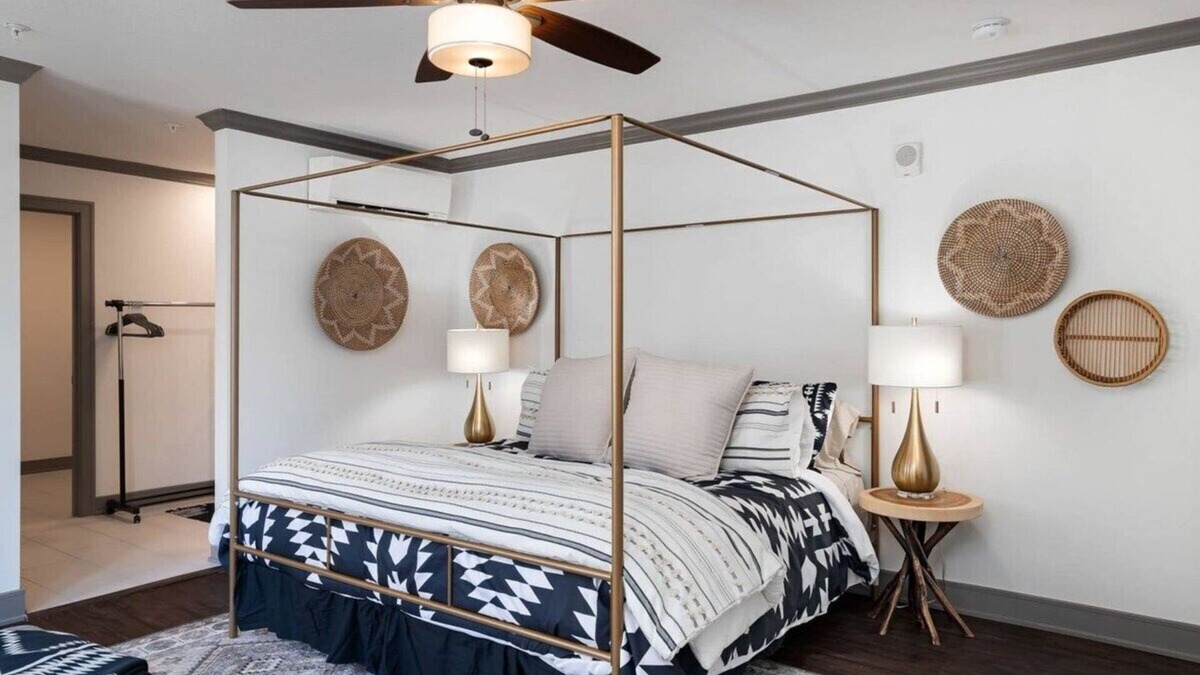 Parkville Apartment | Heart of Parkville Stay on Main+KingBed|Shop