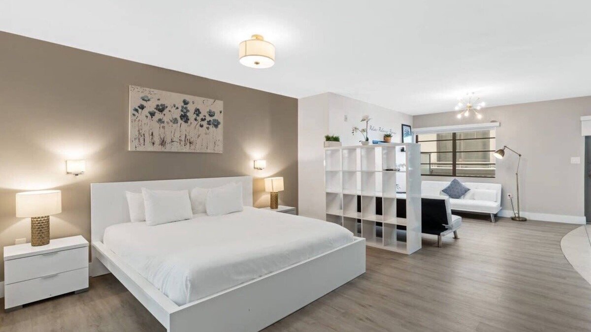 South Beach Condo | Heart of South Beach Studio, Roof Top Pool,Balcony