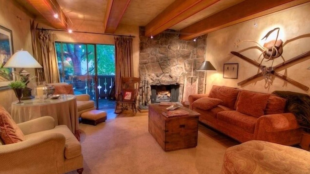 Vail Condo | Heart of Vail Village!European Elegance,Walk to Gondola,Free Ski Locker & HotTub