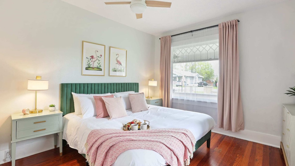 Alachua House | Hearthstone Harmony Retreat | KING-Sized Comfort