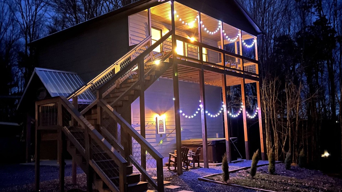 Floyd Cabin | Heartwood♥ Cabin loft w/private HotTub, Hiking, Fishing, & Ziplines on 66 acres!