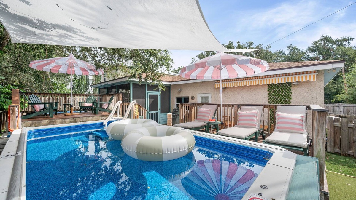 St. Augustine House | Heated Cocktail Pool, Putt Putt, Bowling, BBQ, Nintendo, Ping Pong, Pet Friendly