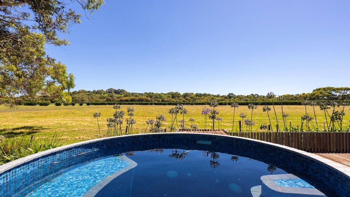 Flinders House | Heated Plunge Pool and Tennis Court - Flinders