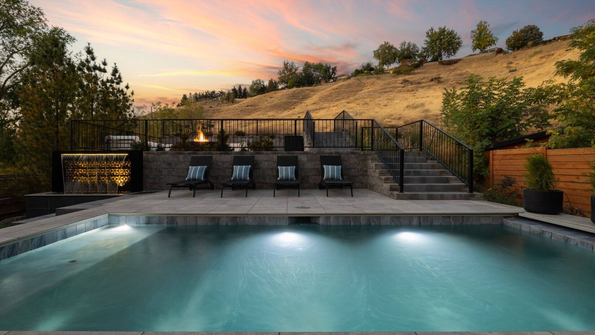 North End House | HEATED POOL ALL YEAR/FIRE PIT/THEATRE - Luxury Home Walkable to Hyde Park & DT