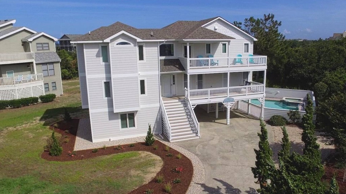 Whale Head Hill House | Heated pool and hot tub available for Thanksgiving, Christmas, New Years