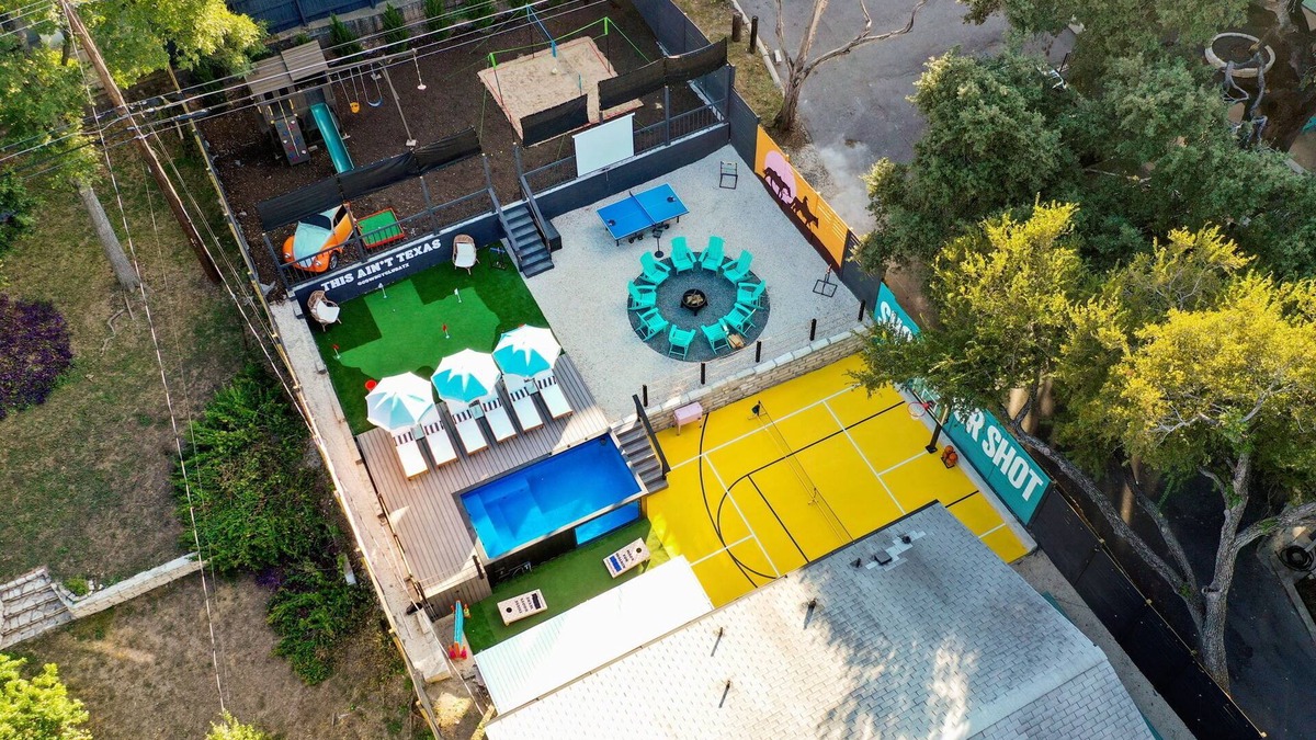 Dawson House | Heated Pool, B-ball, Golf, 3mi Downtown, Sleeps 18nn