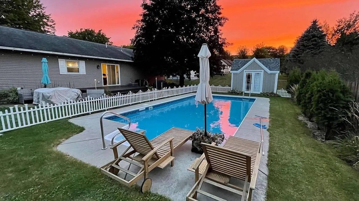 Wausau House | Heated Pool-Fireplace-Game Room-TheaterLounger-Dogs OK