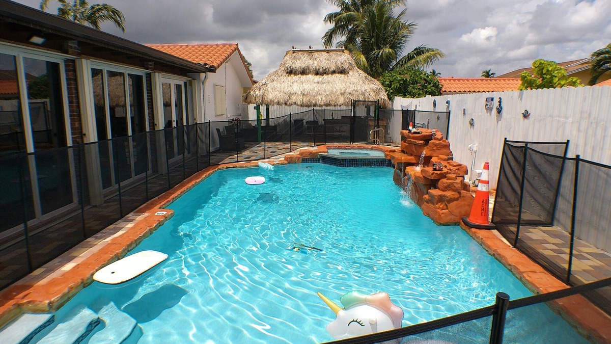 Kendale Lakes Bed & Breakfast | Heated Pool & Full House.