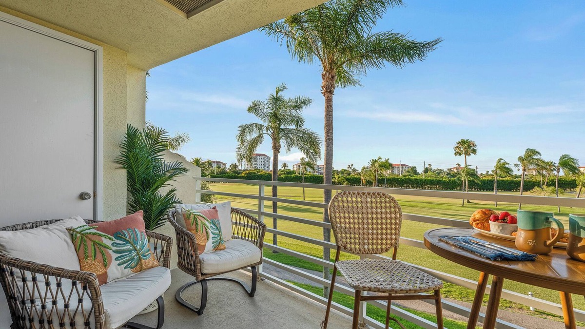 Isla del Sol Condo | Heated Pool + Hot Tub + Beach Gear + Golf Course Views. 5 Min to St. Pete Beach