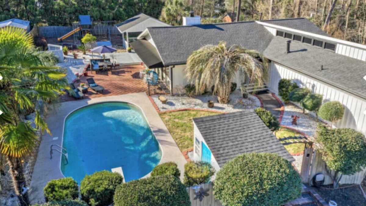 Augusta House | Heated pool-Hot tub-Dog friendly-3 Living spaces- 5BR; 4bath; 2mi to Master’s