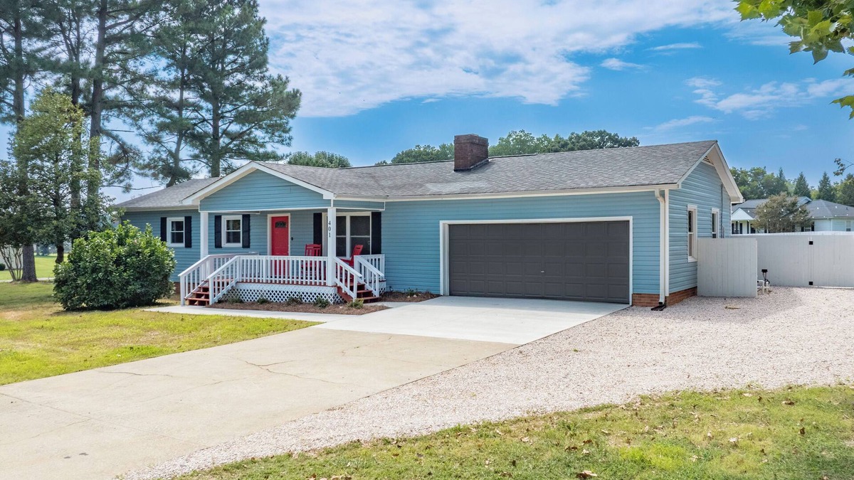 Mooresville House | Heated Pool, Hot tub, Epic Kids Room, Pickleball/Basketball, Mini Golf, Fire Pit