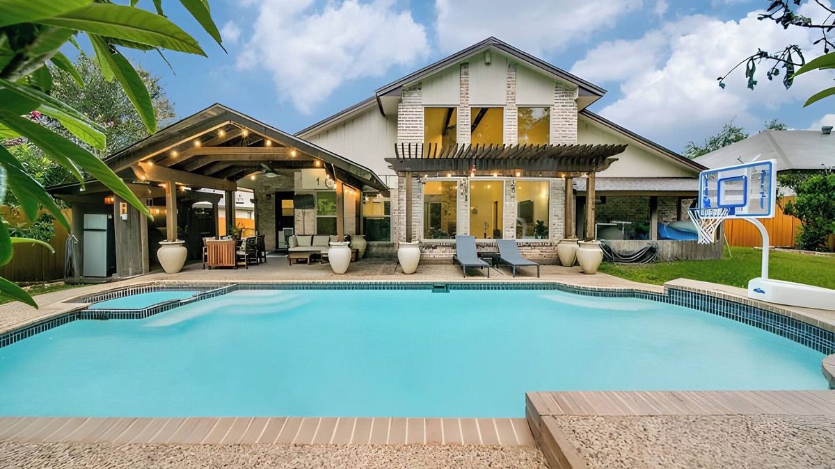 Hidden Forest House | Heated pool & hot tub close to six flags!n