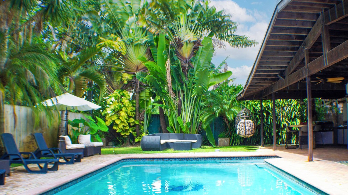 Ludlam House | Heated pool, King beds, full outdoor kitchen, gate, blocks from highway exit.