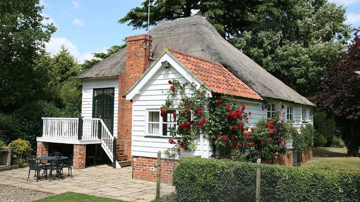 Woodbridge Cottage | Heated Pool, large enclosed garden, dog friendly