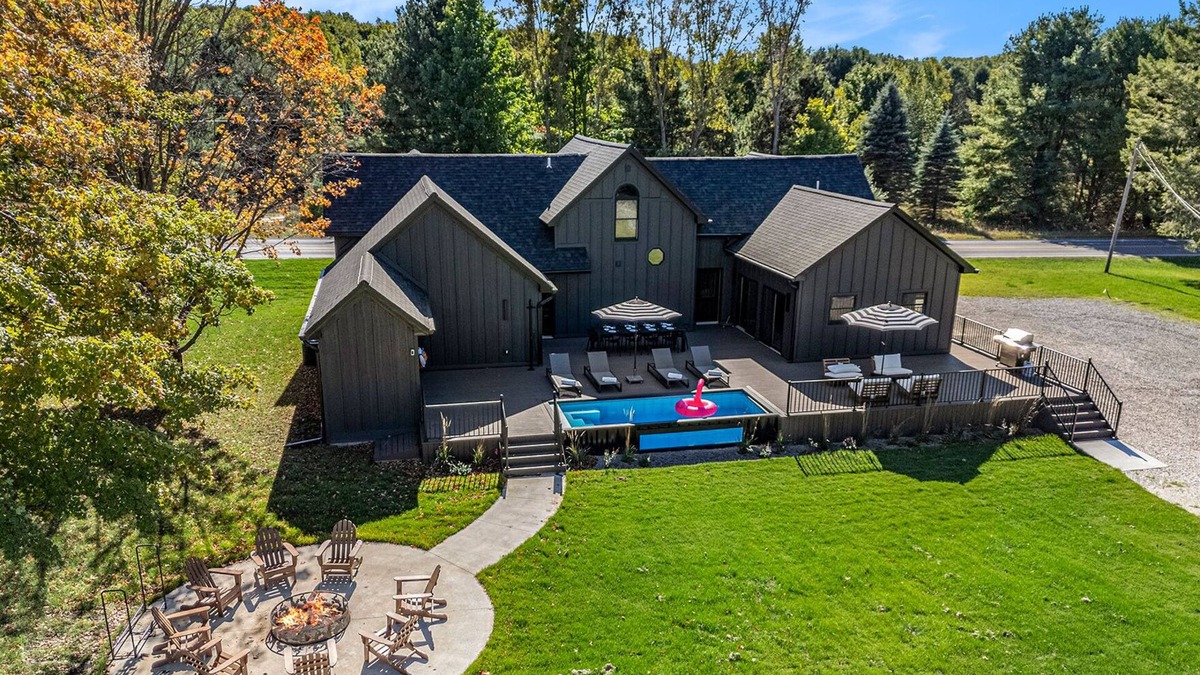 Mears House | Heated Pool. Luxe STR/game room/fire pit/privacy