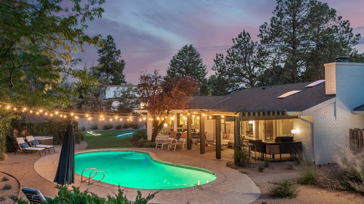 Albuquerque House | Heated pool open year round, Sleeps 14, 5 Bedroom/9 beds, Hot Tub, BBQ, BB court