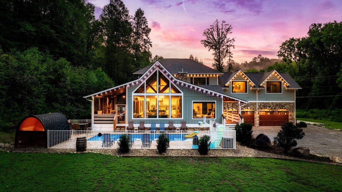 Pittman Center Cabin | Heated Pool, Sauna, Yard, Perfect 4 celebrations and weddings!