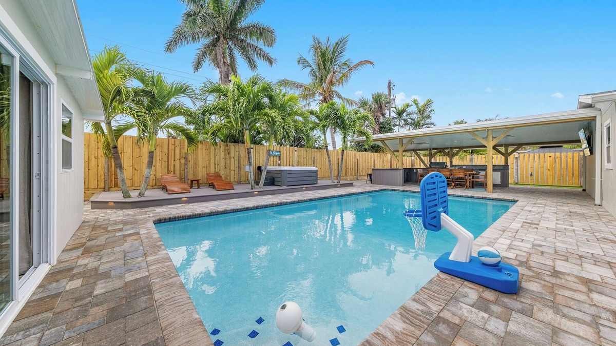 Cocoa Isles House | Heated Pool+Spa+BeachWalk+bikes+MiniGolf+beach essentials &toys+Outdoor Kitchen