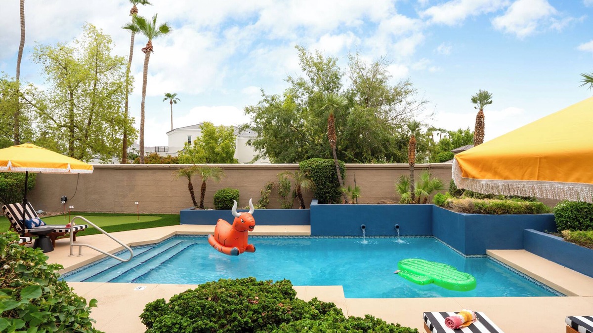 Val Vista Lakes House | Heated Pool. Spacious Home w Lake Views. Sleeps 16 with tons of entertainment!